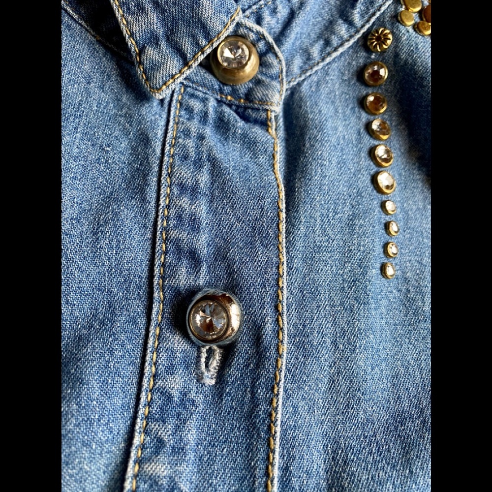⚜️Cache Studded & Rhinestone 80s Retro Jean Shirt - Picture 5 of 12